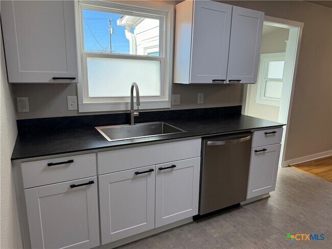 Building Photo - 1706 S 41st St