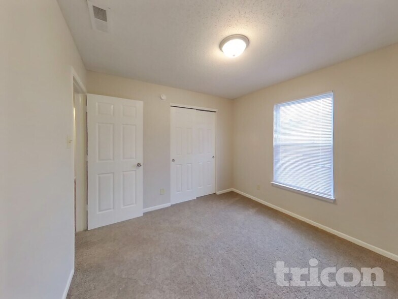 Building Photo - 10892 Woods Dr