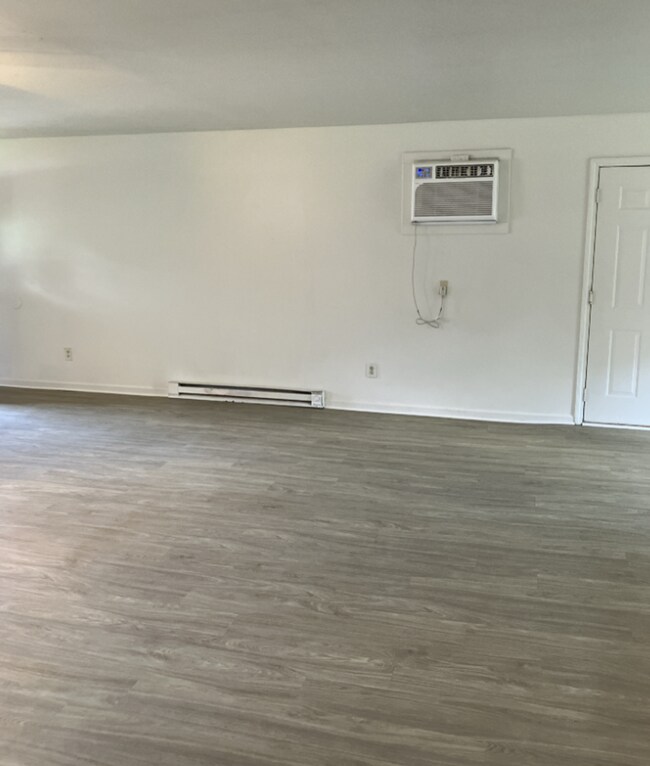 Building Photo - 3 Bedroom Home for rent in Newton, IA