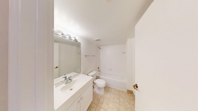 Building Photo - 2BD/2BA Dual Masters Condo w/ Lake Views!   *1st Floor & Gated Community*