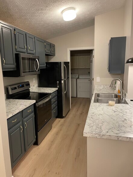 Building Photo - 400 Lakeview Dr