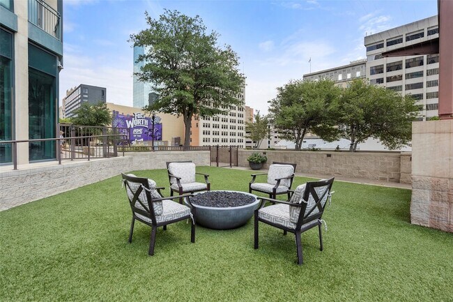 Building Photo - 500 Throckmorton St