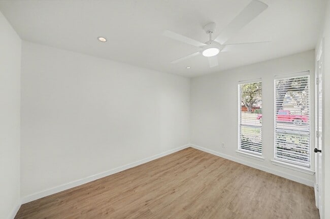 Building Photo - 3204 Lynbrook Dr