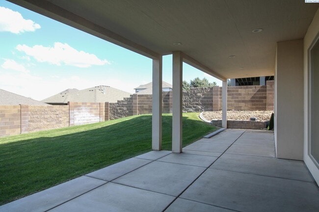 Building Photo - 4 bed, 4 bath home in Kennewick