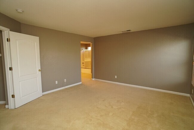 Building Photo - Spacious 4 bedroom 2.5 bathroom in Lincoln Crossing!