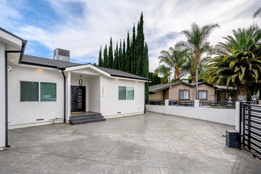 Building Photo - 13311 Wixom St