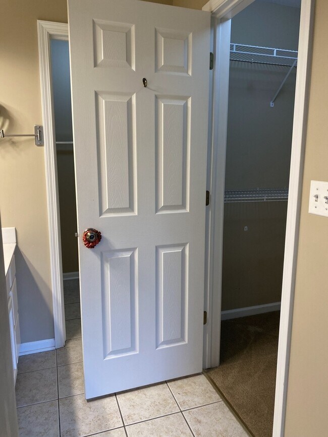 Building Photo - 2824 White Thorn Cir
