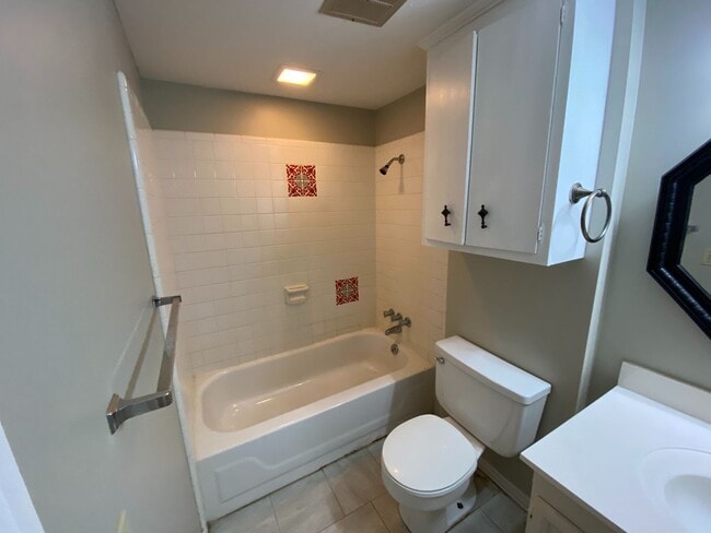 Building Photo - Great 3 bed 2 bath for Rent in Brandon 042!