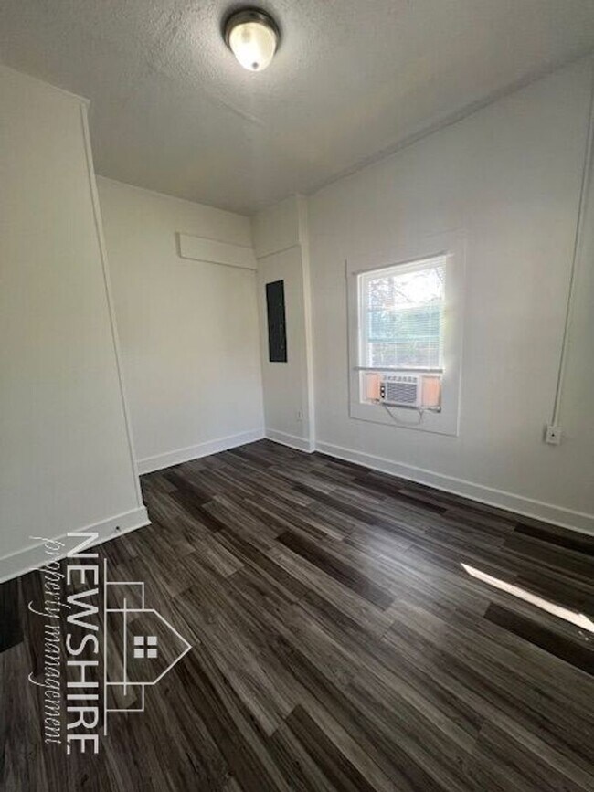 Building Photo - 458 Arch St