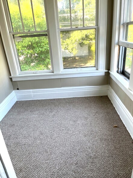 Building Photo - 501 E 7th St