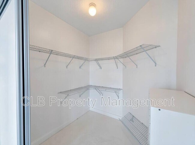 Building Photo - 231 Riverside Dr