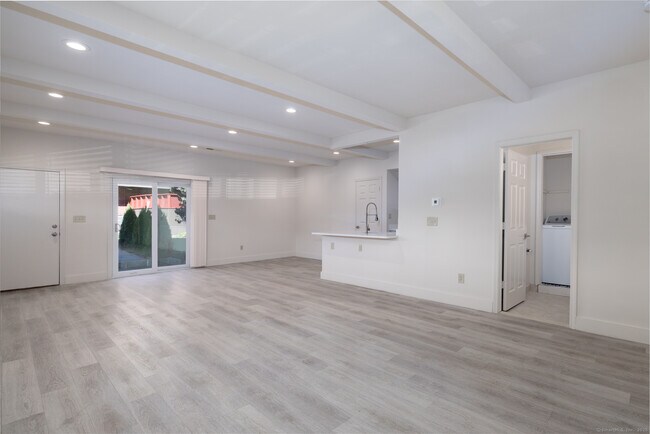 Building Photo - 206 Montoya Dr