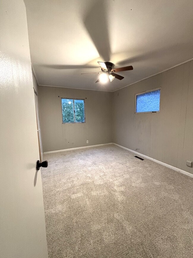 Building Photo - 140 Hickory Dr