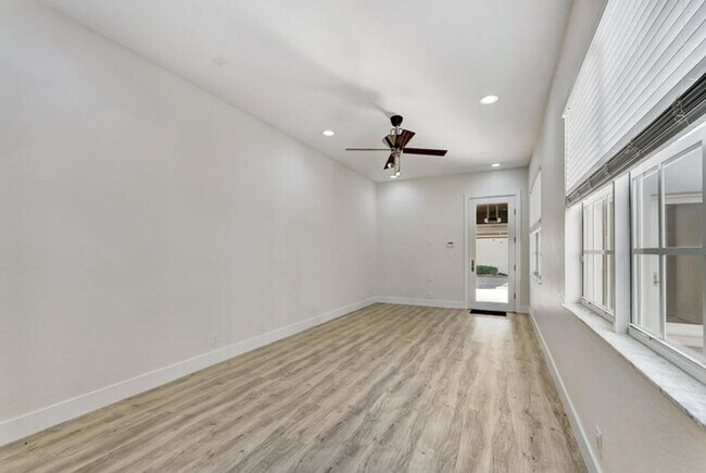 Building Photo - 406 NW 25th Ave