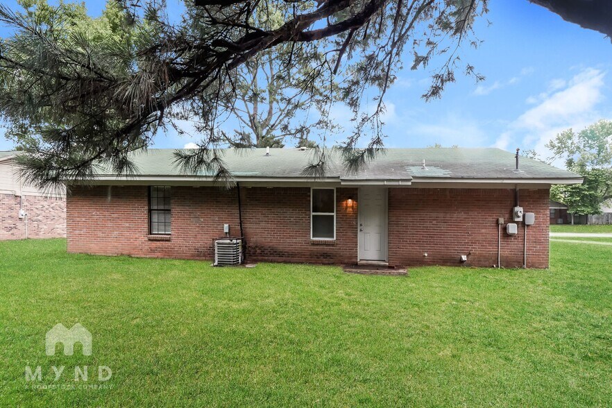 Building Photo - 10571 Chateau Dr