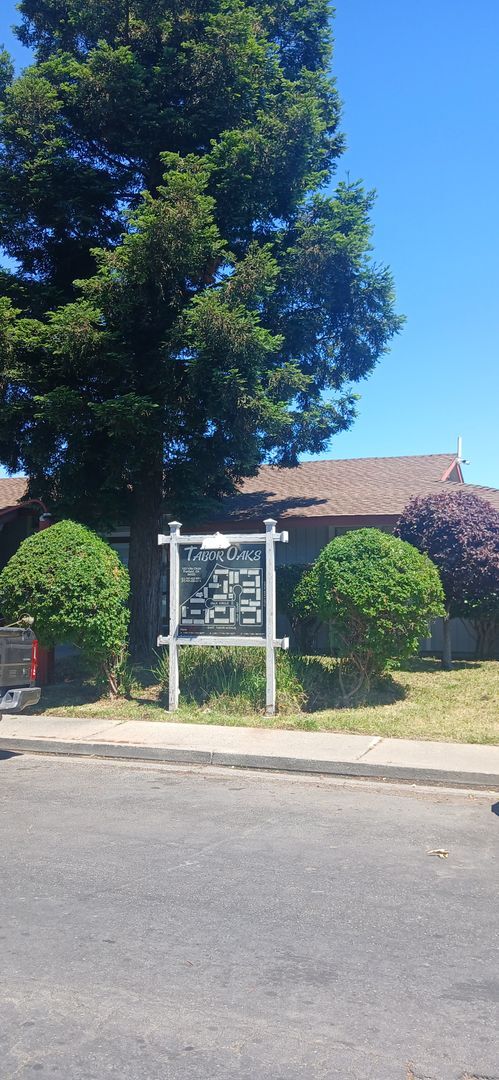 Building Photo - Tabor Oaks