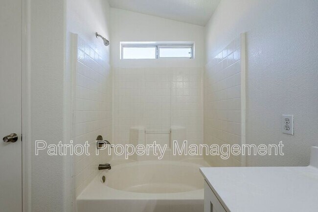 Building Photo - 2530 E Camellia Dr