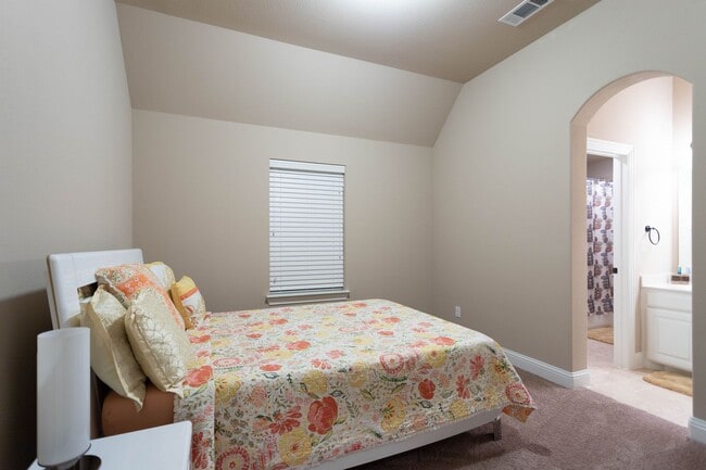 Building Photo - Very beautiful 5 bedroom, 4.1 bathroom hou...