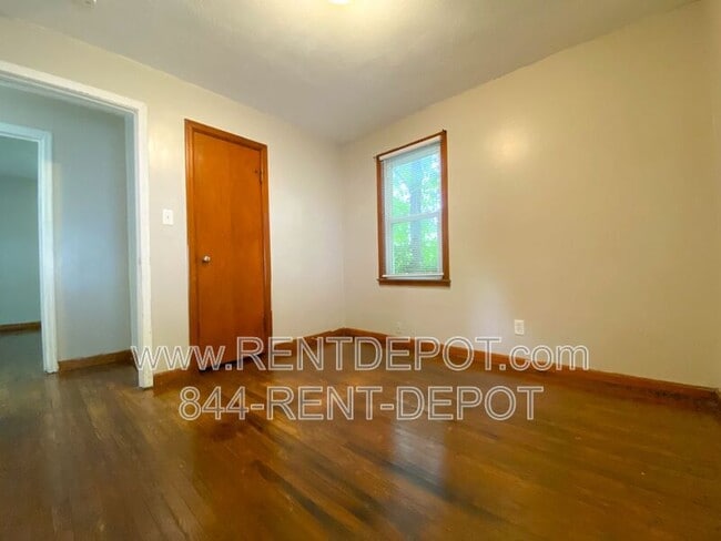 Building Photo - 715 E Riverside Dr