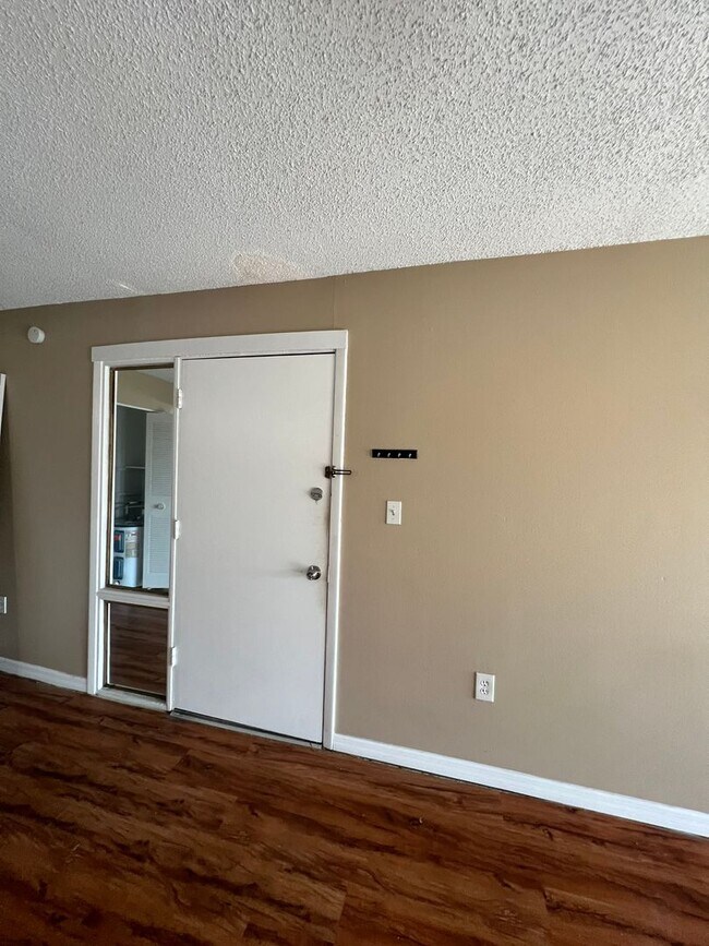 Building Photo - 618o