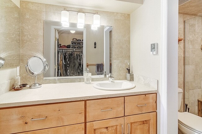 Building Photo - Updated 3bed/3bath! 1 car garage! Heat inc...