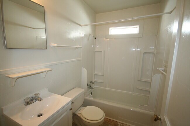 Building Photo - Adorable 1 Bedroom Duplex in Watts-Hillandale