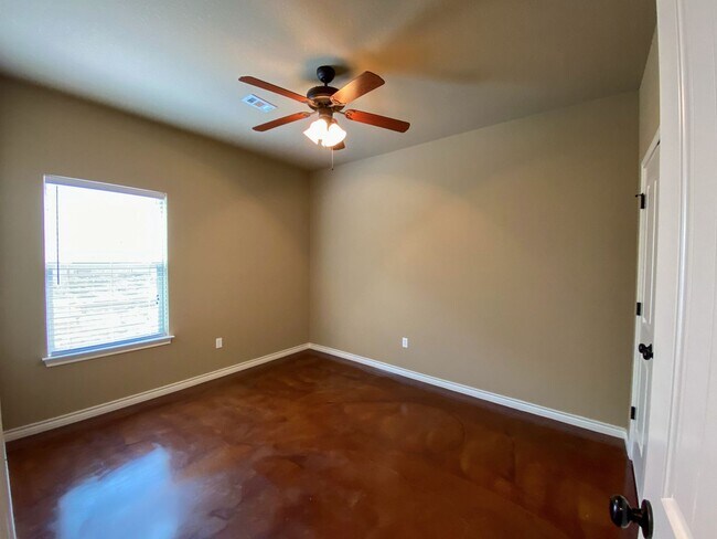 Building Photo - 4  Bedroom Single Famly Home Available Now!