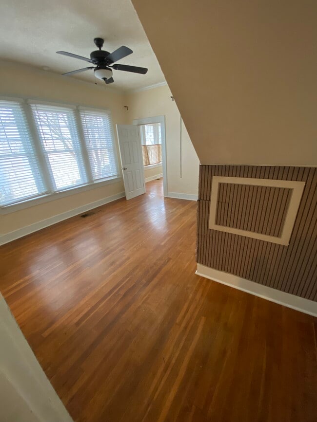 Building Photo - 156 College St