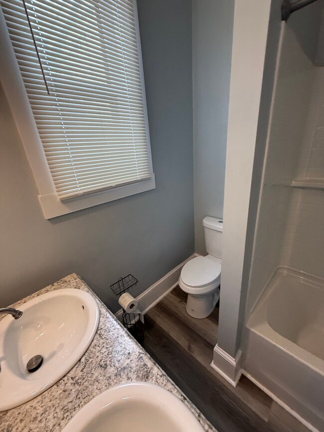 Building Photo - 947 York St