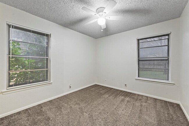 Building Photo - 3532 Hilton Dr