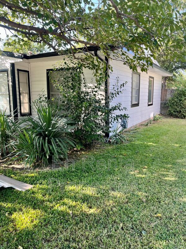 Building Photo - 826 Highland Dr