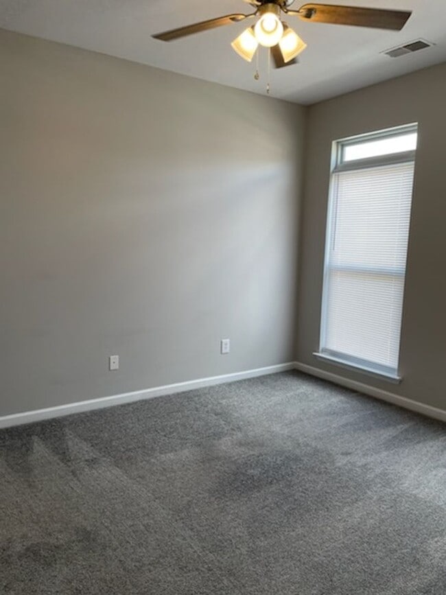 Building Photo - Emmyllie Ct- 130/132