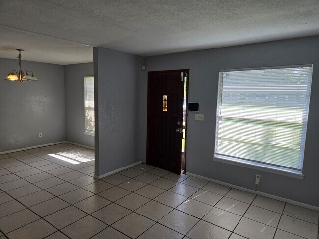 Building Photo - Bright 2BR/2BA Home with Garage