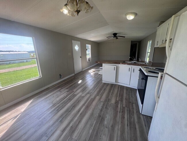 Building Photo - 102 Lakewater Dr
