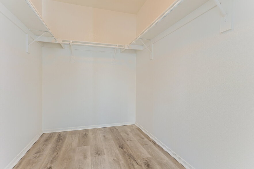 Building Photo - 2325 E Palm Beach Dr