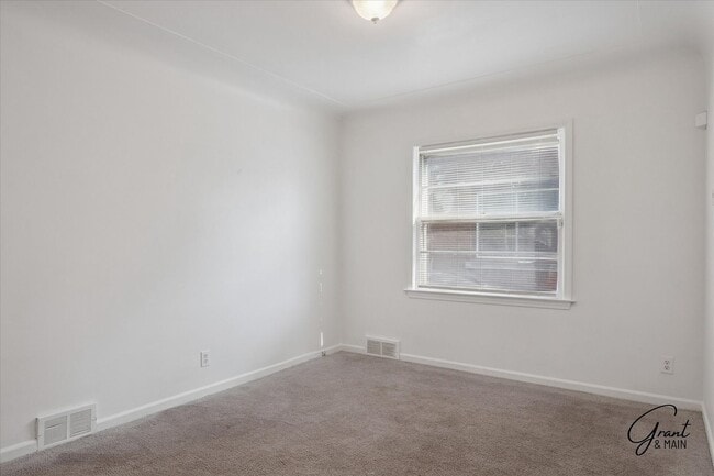 Building Photo - 3 bedroom - 1.5 bath - bungalow - $1250