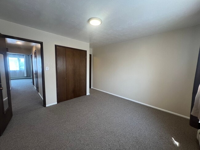 Building Photo - Extra Large 2 bedroom 1.5 Bath Centrally L...