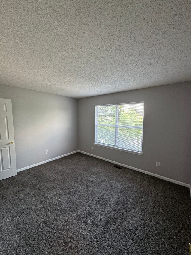 Building Photo - Noblesville 3  - R home