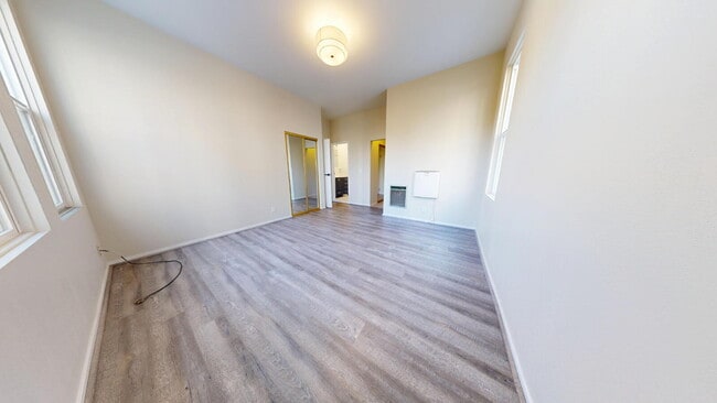 Building Photo - Gorgeous Remodeled 3BD/2BA with Parking & ...