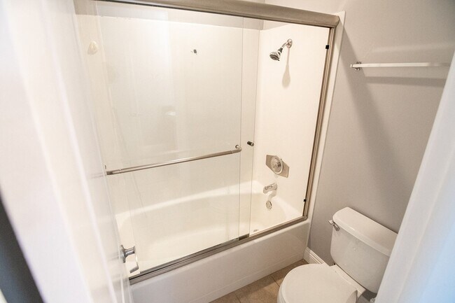 Building Photo - Clean & Spacious 1 Bedroom Apartment with ...