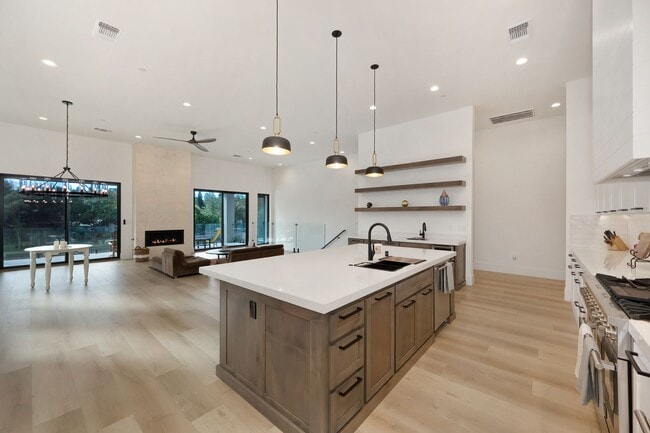 Building Photo - Waterfront 4 bed 4 bath 3,887 sq. ft.