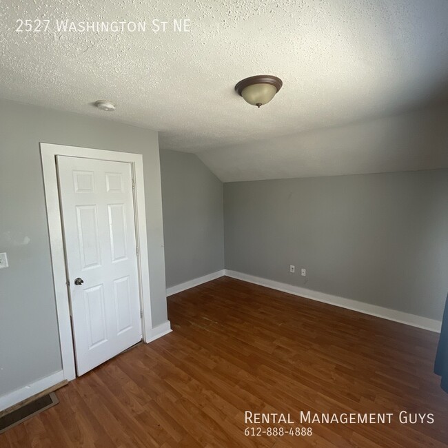 Building Photo - 4 Bedroom Home! Updated Kitchen and Office!