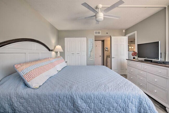 Building Photo - 6105 Sea Ranch Dr