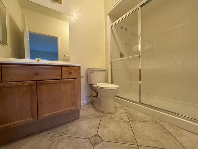 Building Photo - Ground Floor Unit with Tile Floors & Commu...