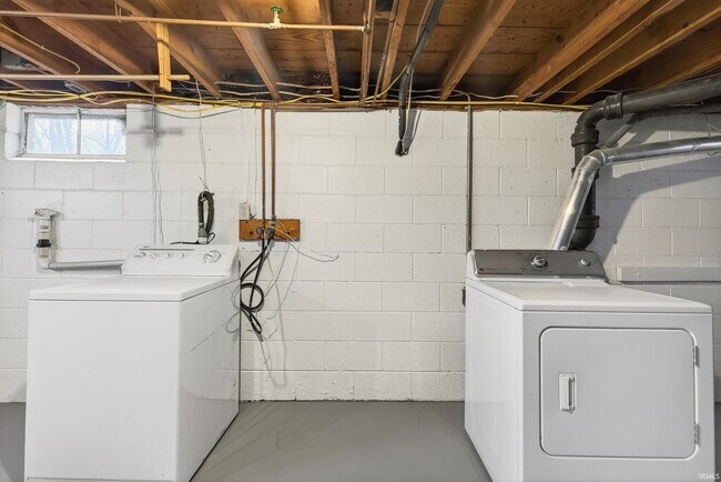 Building Photo - 201 W Church Ln