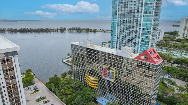Building Photo - 2025 Brickell Ave