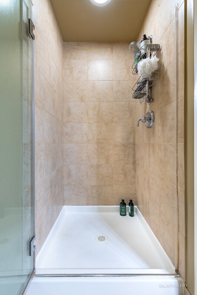 Building Photo - 125 E 13th St