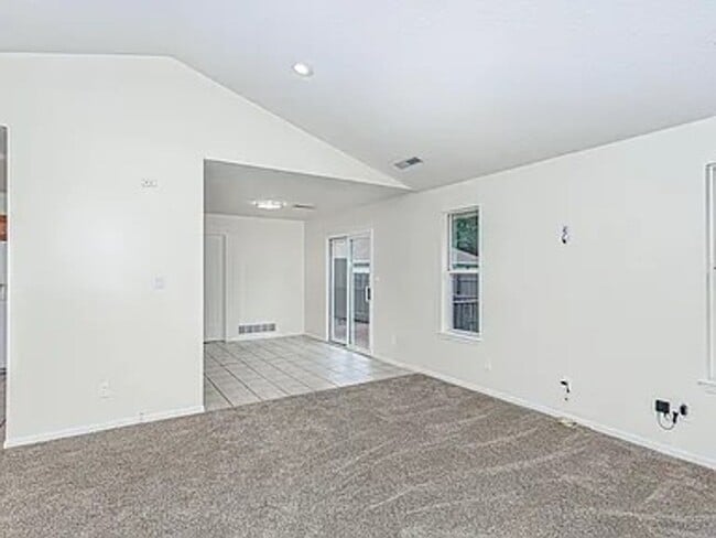 Building Photo - Great 3 Bedroom Home In South Columbia!