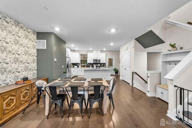 Building Photo - 1901 Swales Ct