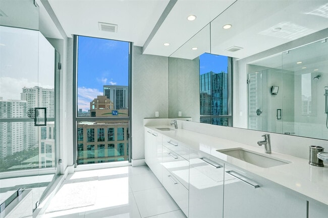 Building Photo - 100 E Las Olas Blvd